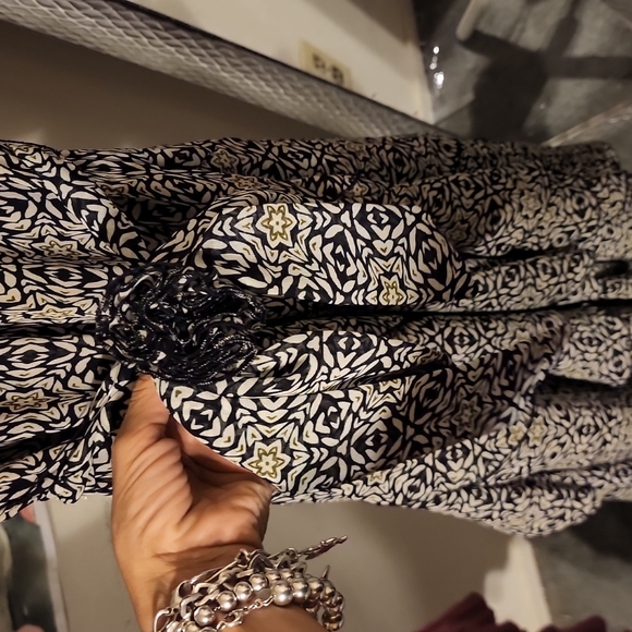 Beautiful dress very femine and flowy - Picture 6 of 7